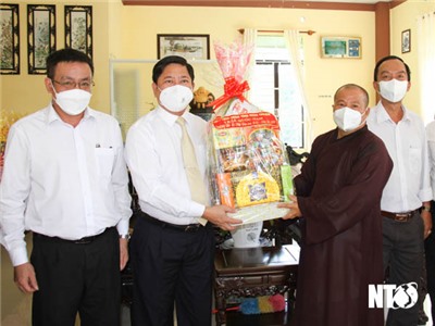Đồng chí Trần Quốc Nam, Phó Bí thư Tỉnh ủy, Chủ tịch UBND tỉnh thăm, chúc mừng nhân Đại lễ Phật đản năm 2022