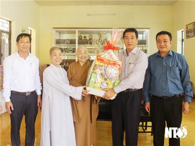 Đồng chí Nguyễn Long Biên, UVTV Tỉnh ủy, Phó Chủ tịch UBND tỉnh thăm, chúc mừng nhân Đại lễ Phật đản năm 2022