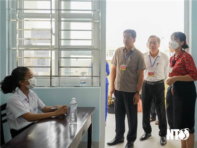 Đồng chí Nguyễn Long Biên, UVTV Tỉnh ủy, Phó Chủ tịch UBND tỉnh kiểm tra các điểm thi tuyển sinh lớp 10 THPT