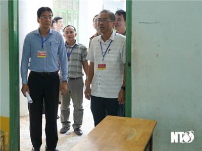Đồng chí Nguyễn Long Biên, UVTV Tỉnh ủy, Phó Chủ tịch UBND tỉnh kiểm tra các điểm thi tốt nghiệp THPT năm 2022