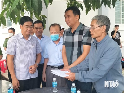 Đồng chí Nguyễn Long Biên, UVTV Tỉnh ủy, Phó Chủ tịch UBND tỉnh thăm và chia buồn cùng gia đình của nạn nhân trong vụ cháy
