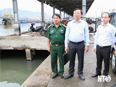 Đồng chí Lê Huyền, Phó Chủ tịch UBND tỉnh kiểm tra công tác chống khai thác IUU ở Thuận Nam