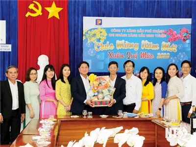 Đồng chí Trần Quốc Nam, Phó Bí thư Tỉnh uỷ, Chủ tịch UBND tỉnh đến thăm các đơn vị, doanh nghiệp đầu Xuân Quý Mão 2023