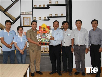 Đồng chí Lê Huyền, Phó Chủ tịch UBND tỉnh thăm các doanh nghiệp, đơn vị đầu xuân mới