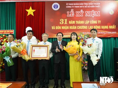 Công ty TNHH MTV Xổ số kiến thiết Ninh Thuận đón nhận Huân chương Lao động hạng Nhất