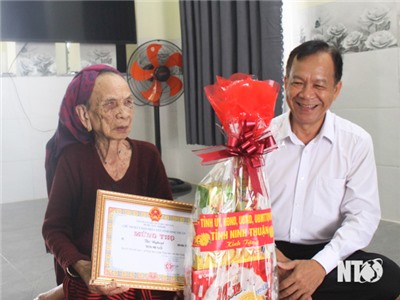 Đồng chí Trần Minh Lực, UVTV Tỉnh ủy, Phó Chủ tịch HĐND tỉnh thăm, mừng thọ người cao tuổi