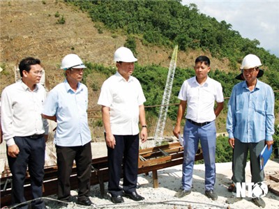 Đồng chí Trần Quốc Nam, Phó Bí thư Tỉnh ủy, Chủ tịch UBND tỉnh thăm Công ty Cổ phần Thảo dược LKVN và kiểm tra công trình hồ chứa nước Sông Than