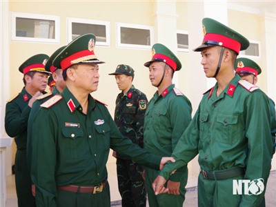 Tư lệnh Quân khu 5 kiểm tra công tác huấn luyện chiến sĩ mới