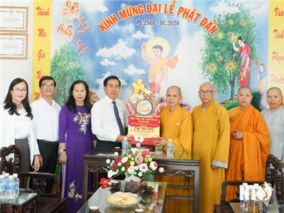 Đồng chí Phạm Văn Hậu, Phó Bí thư Thường trực Tỉnh ủy, Chủ tịch HĐND tỉnh thăm, chúc mừng Đại lễ Phật đản năm 2024