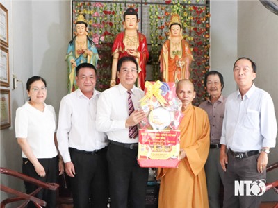 Lãnh đạo UBND tỉnh thăm, chúc mừng Đại lễ Phật đản năm 2024