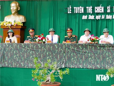 Đồng chí Phạm Văn Hậu, Phó Bí thư Thường trực Tỉnh ủy, Chủ tịch HĐND tỉnh dự Lễ tuyên thệ chiến sĩ mới năm 2024