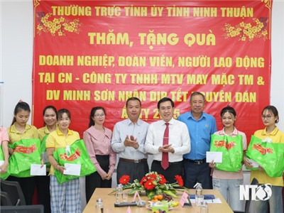 Đồng chí Phạm Văn Hậu, Phó Bí thư Thường trực Tỉnh ủy, Chủ tịch HĐND tỉnh thăm, tặng quà doanh nghiệp nhân dịp tết Nguyên đán Ất Tỵ 2025